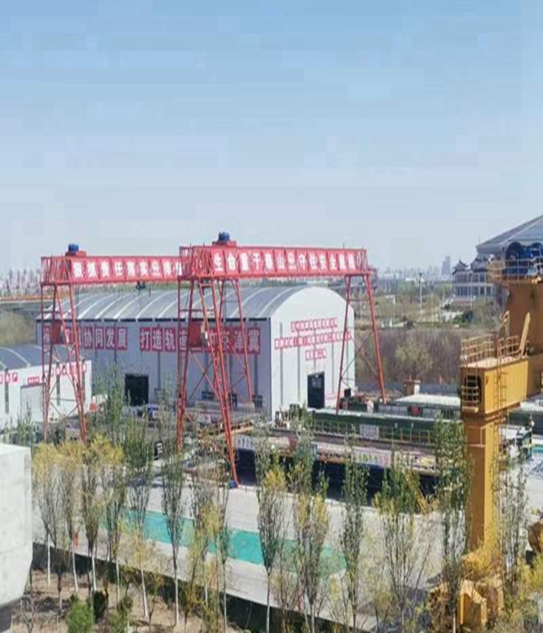 江苏常州龙门吊厂家 钢铁轮廓的视觉叙事：龙门吊在平面设计中的符号表达​